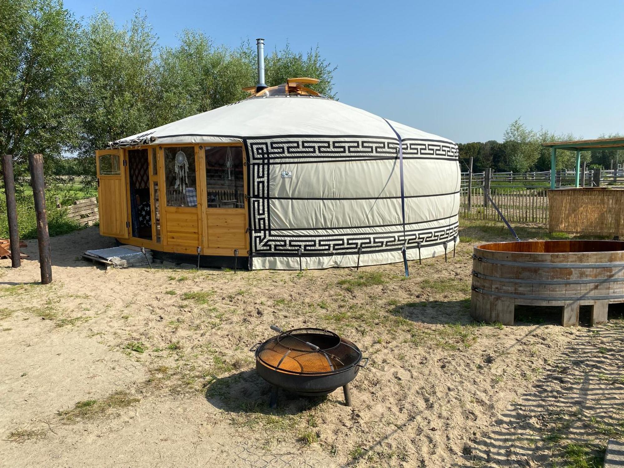 Luxe Yurt Hotel Коудекерке Екстериор снимка